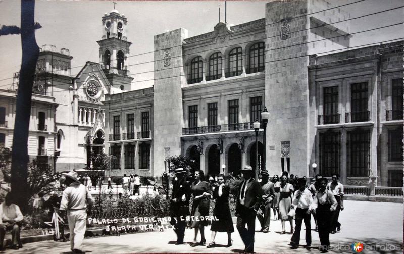 Palacio de Gobierno y catedral Jalapa Veracruz.