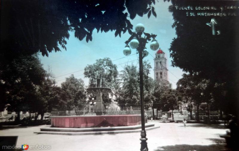 Fuente Colonial y jardin.