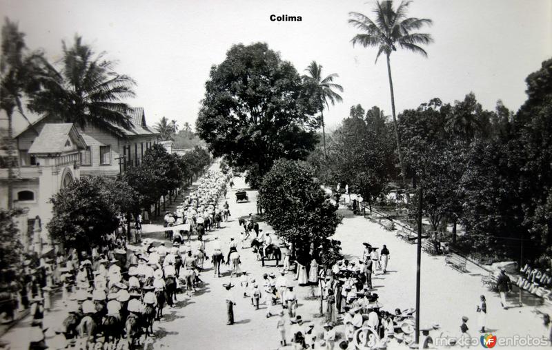 Desfile junto al Jardin Nunez Colima.