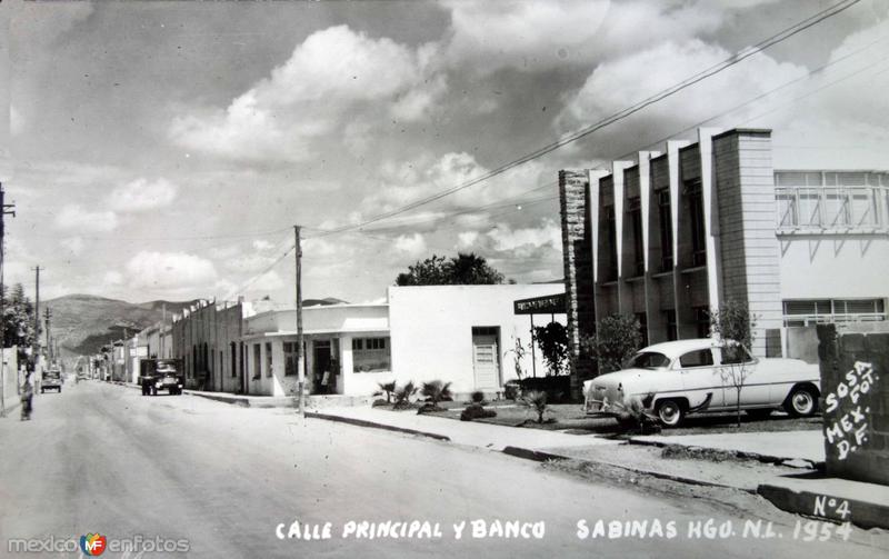 Calle principal y banco.