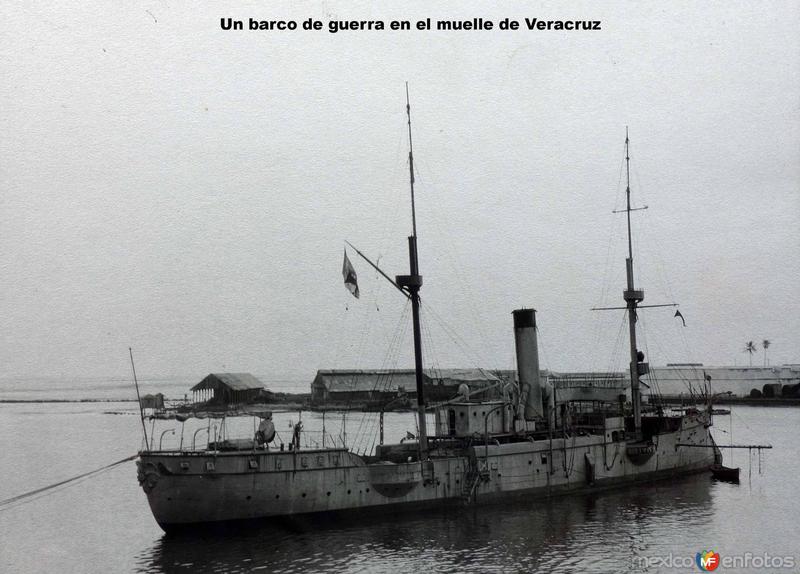 Un baco de guerra en el muelle de Veracruz.