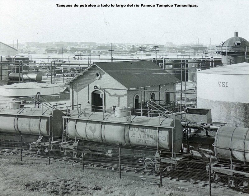 Tanques de petroleo a todo lo largo del rio Panuco Tampico Tamaulipas.
