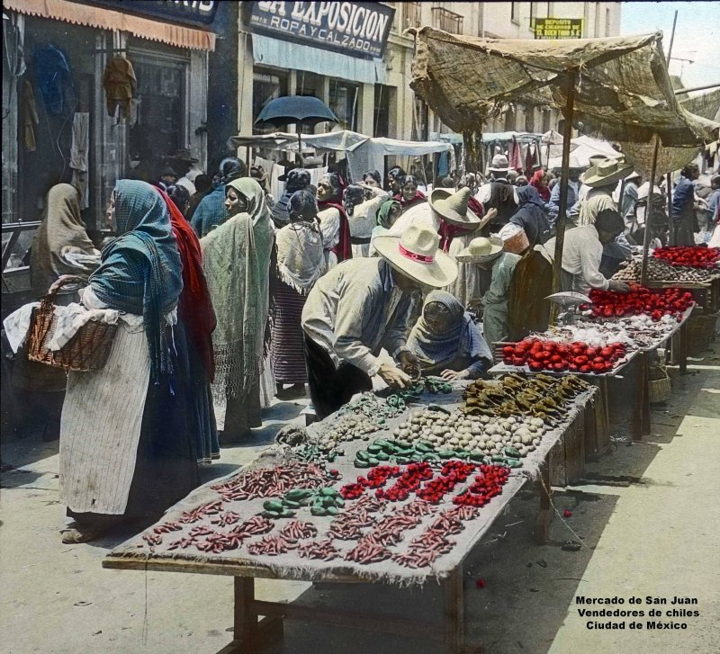 Tipos Mexicanos Mercado de San Juan Vendedores de chiles Ciudad de México.