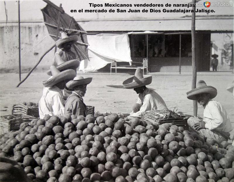 Tipos Mexicanos vendedores de naranjas en el mercado de San Juan de Dios Guadalajara Jalisco. ( Circulada el 8 de Mayo de 1911 ).