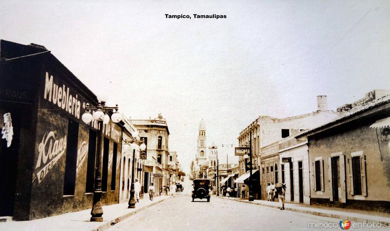 Escena callejera en Tampico, Tamaulipas.