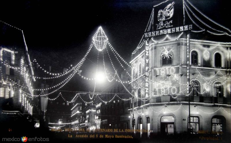 La Avenida Cinco de Mayo Iluminada con motivo de las Fiestas de el Centenario ( Septiembre de 1910 ).