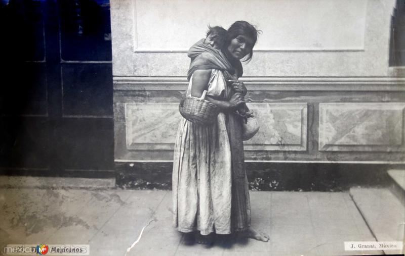 Tipos Mexicanos Mujer con su bella carga por Fotógrafo Jacobo Granat.