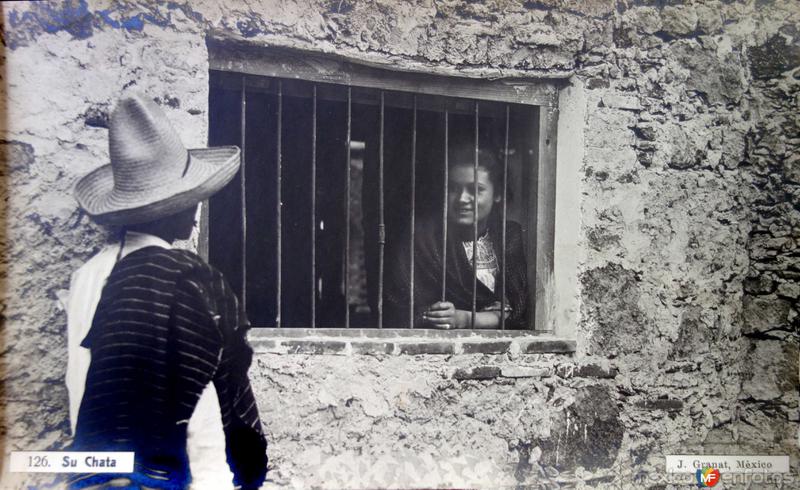 Tipos Mexicanos Noviando con Su Chata por Fotógrafo Jacobo Granat.