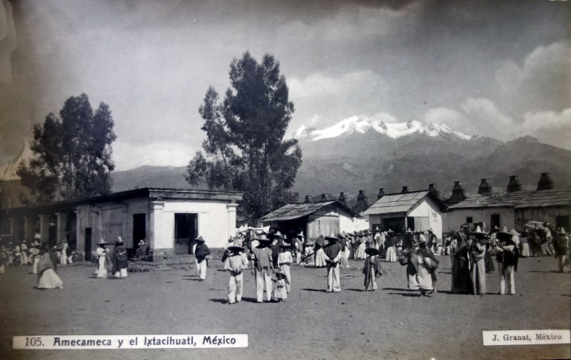 Vida cotidiana en Amecameca y el volcan Ixtaccihuatl al fondo por Fotógrafo Jacobo Granat.