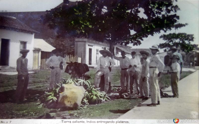 Tipos Mexicanos indios entregando platanos por el fotografo Charles Bollbluegge.