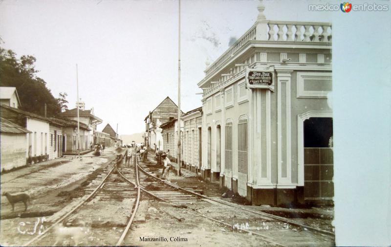 Trabajadores en las vias del ferrocarril y Casa del comerciante y comisionista en buques Manzanillo, Colima.
