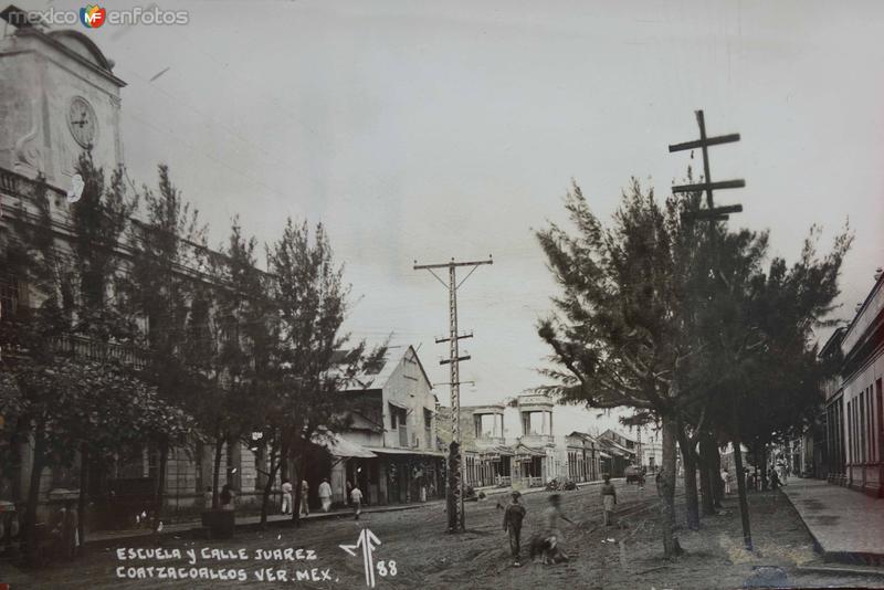 Escuela y calle Juarez.