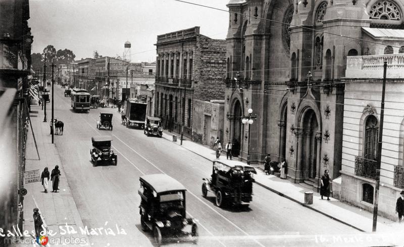 Calle de Santa María La Ribera y Parroquia de la Sagrada Familia de los Josefinos