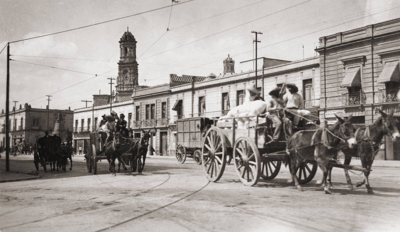 Carretas con la iglesia de San Hipólito al fondo