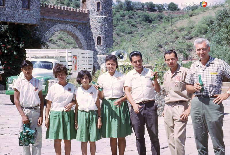 Trabajadores de la empresa de refrescos 7up, en el Castillo Santa Cecilia (1965)