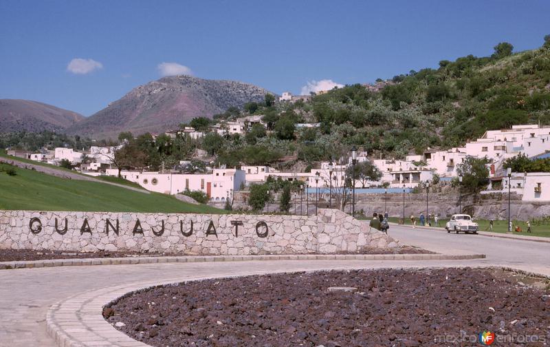 Entrada a Guanajuato (1965)