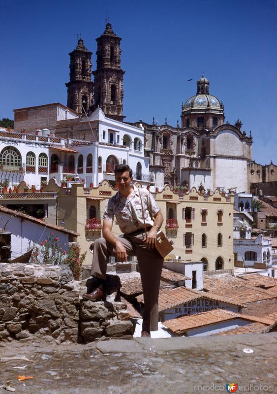 Turista y templo de Santa Prisca, al fondo (1950)