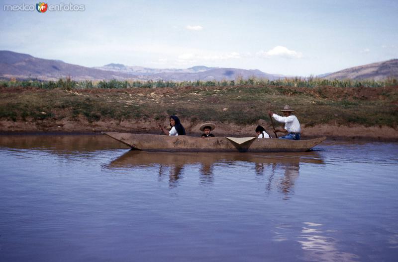 Familia remera en el Lago de Pátzcuaro (1954)