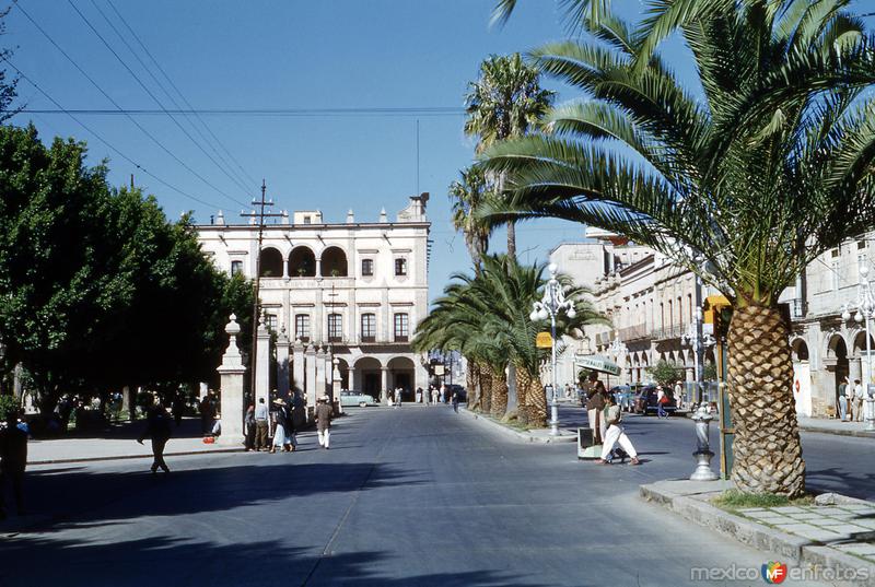 Calle Madero y Hotel Virrey de Mendoza (1954)