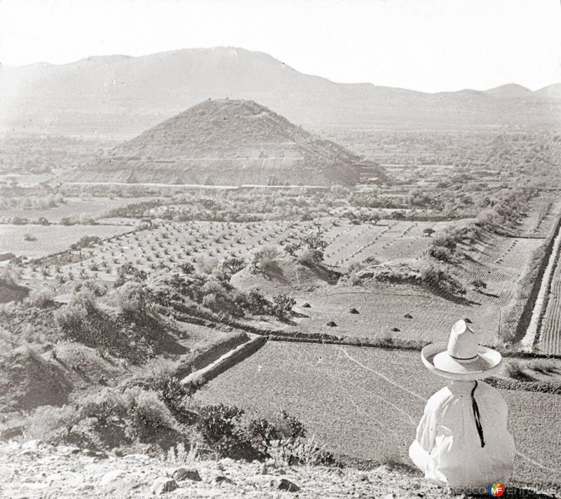 Pirámide del Sol, desde la Pirámide de la Luna