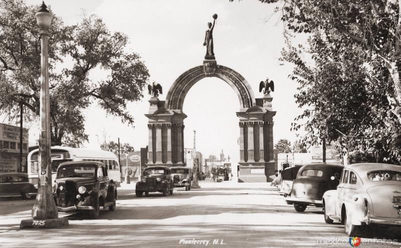 Fotos de Monterrey, Nuevo León, México: Calle Pino Suárez y Arco de la Independencia