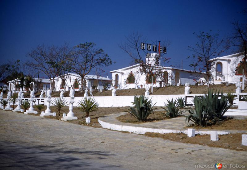 Hotel Colonial Courts (1951)