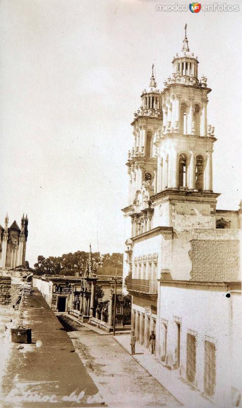 Lugar desconocido exterior del templo.