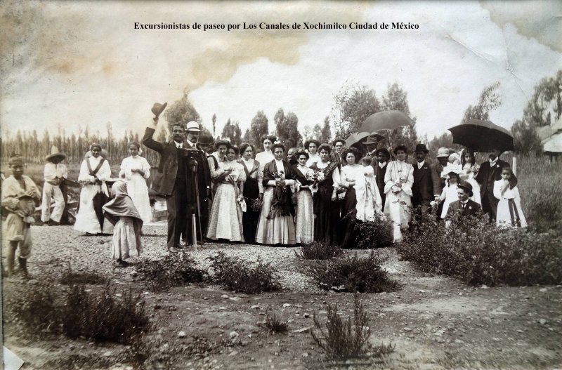 Excursionistas de paseo por Los Canales de Xochimilco Ciudad de México.