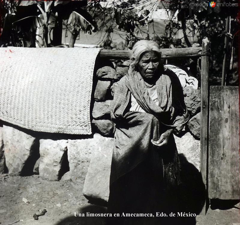 Tipos Mexicanos Una limosnera en Amecameca, Edo. de México.