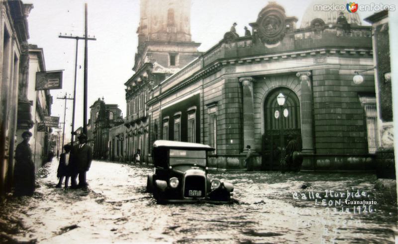 Calle de Iturbide en La Inundacion acaecida el dia 23 de Junio de 1926 Leon Guanajuato.