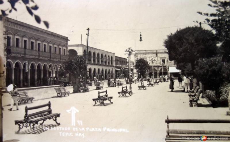 A un costado de La Plaza principal.