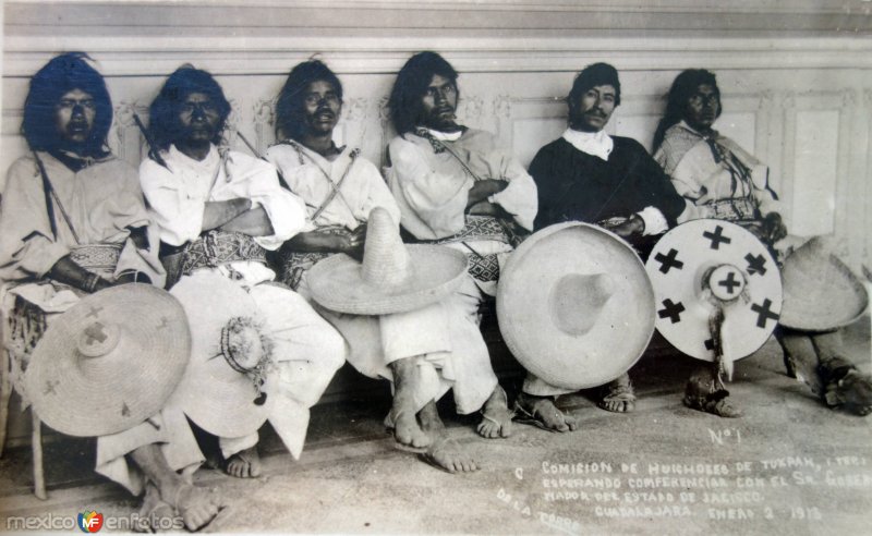 Comision de Huicholes de Tuxpan esperando conferencia con el gobernador de Jalisco ( 3 de Enero de 1913 ).