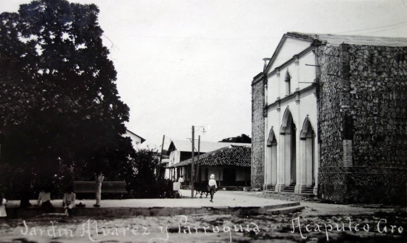 Jardin Alvarez y la Parroquia. ( Circulada el 8 de Septiembre de 1922).