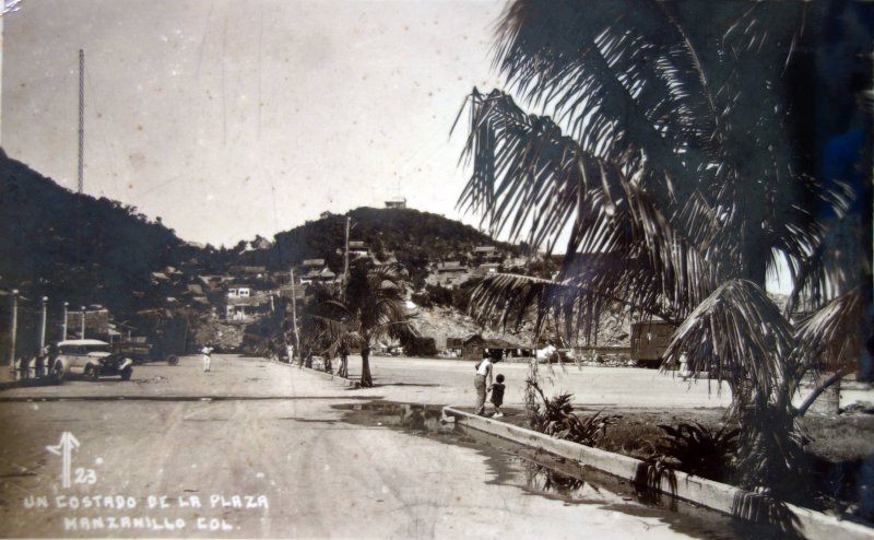 A un costado de La Plaza. ( Circulada el 26 de Febrero de 1936 ).