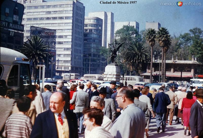 Escena callejera frente al Palacio de Bellas Artes Ciudad de México ( 1957 ).