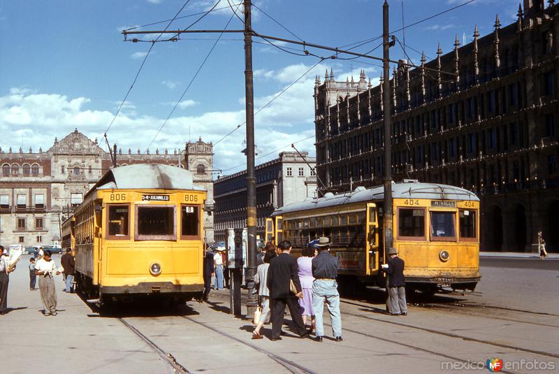 Tranvías en el Zócalo (1954)