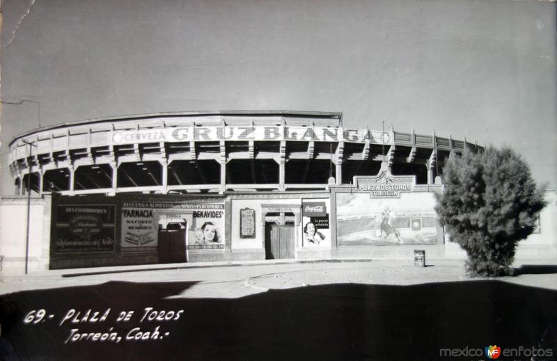 Plaza de toros. ( Circulada el 16 de Abril de 1952 )