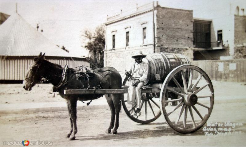 Tipos Mexicanos vendedor de agua por el fotografo Hopkins. ( Circulada el 29 de Enero de 1913 )