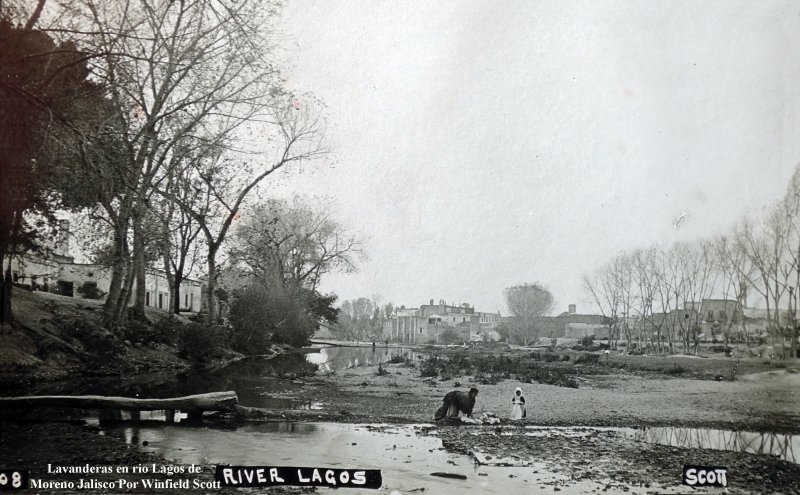 Lavanderas en el Rio Lagos por Fotógrafo Winfield Scott.