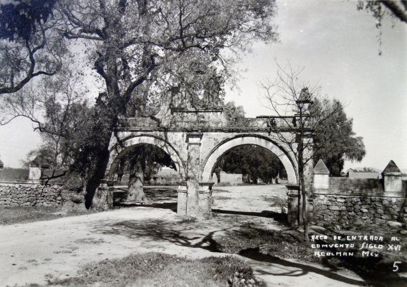 Arco de entrada  ( Circulada el 24 de Junio de 1952 ).