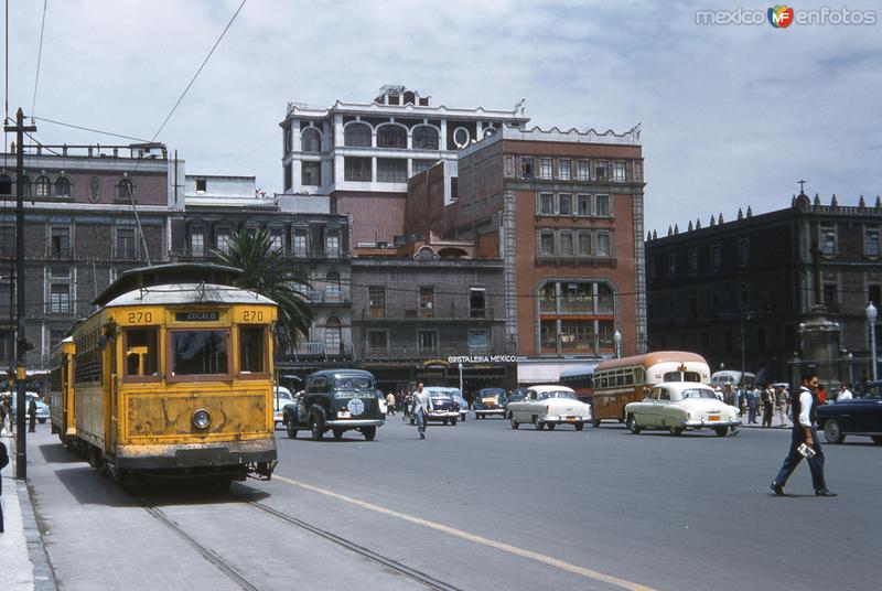 Tranvía frente a la Catedral (1954)