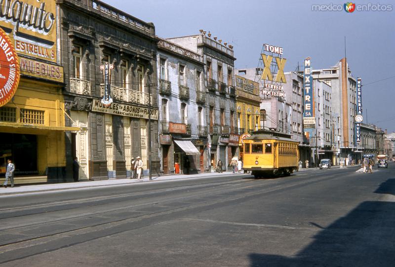 Comercios y tranvía en Avenida Puente de Alvarado (1954)