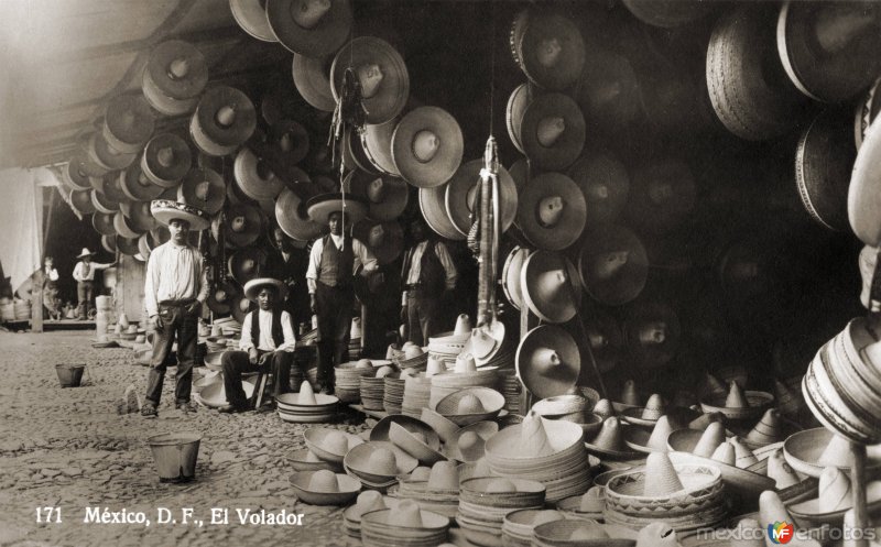 Vendedores de sombreros en el mercado del Volador (c. 1910)