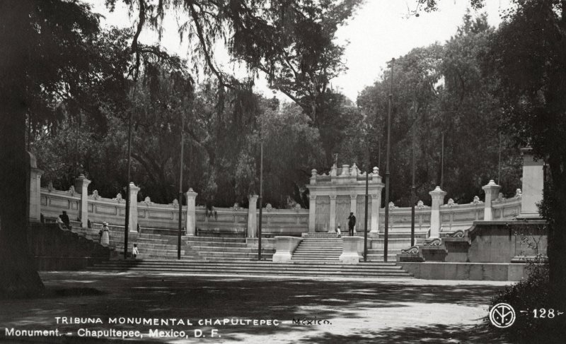 Tribuna monumental, en Chapultepec