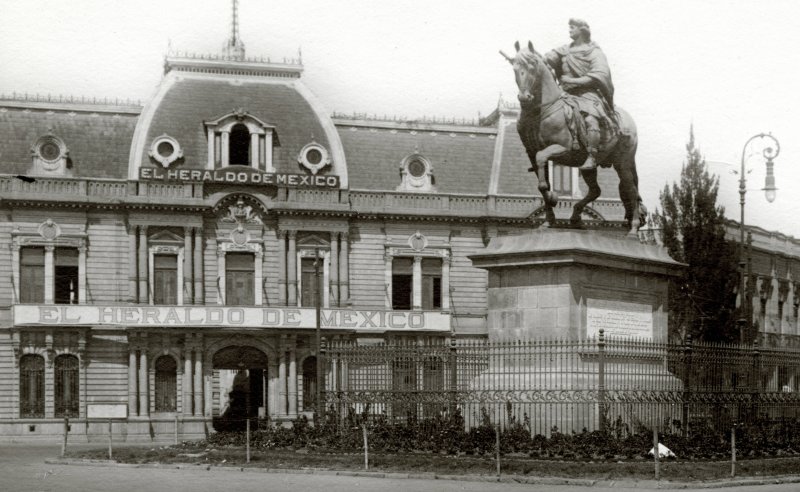 El Heraldo de México y monumento a Carlos IV