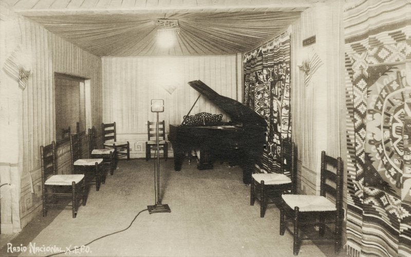 Salón musical de la Radio Nacional, XEFO (circa 1935)