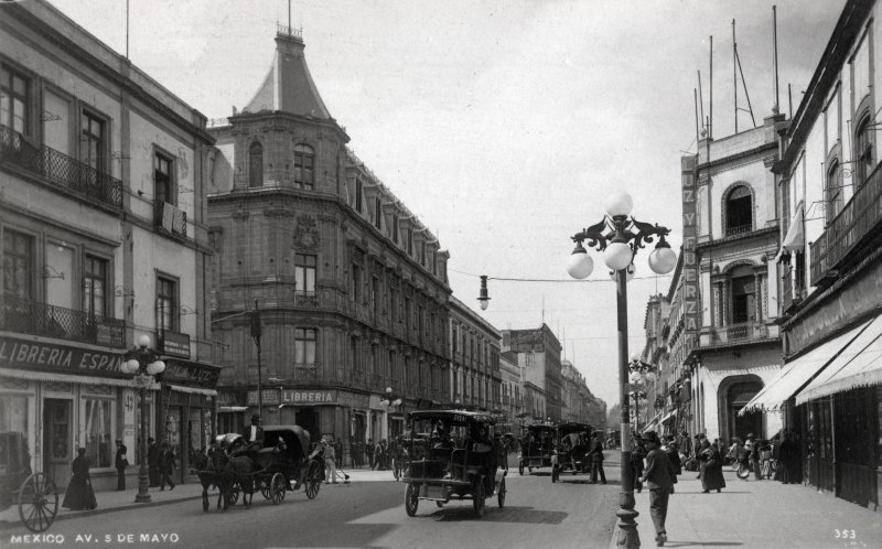 Avenida 5 de Mayo, con edifio de Luz y Fuerza