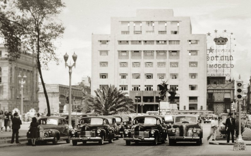 Autos en la Avenida Juárez