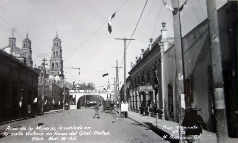Arco de La Mineria Levantado en la calle Victoria en honor a del Gral. Calles ( 16 de Noviembre de 1925 )