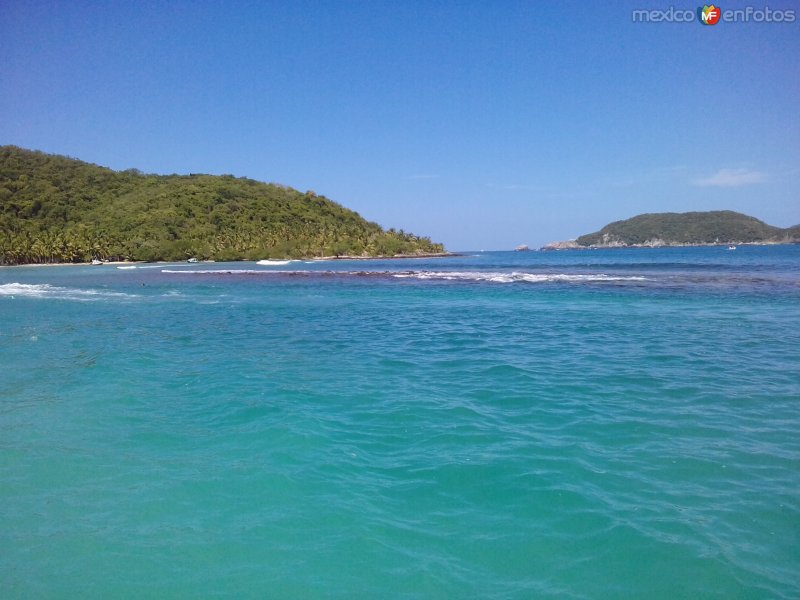 El muro del Rey Purépecha Caltzontzin en la playa Las Gatas de Zihuatanejo, Guerrero. Agosto/2018